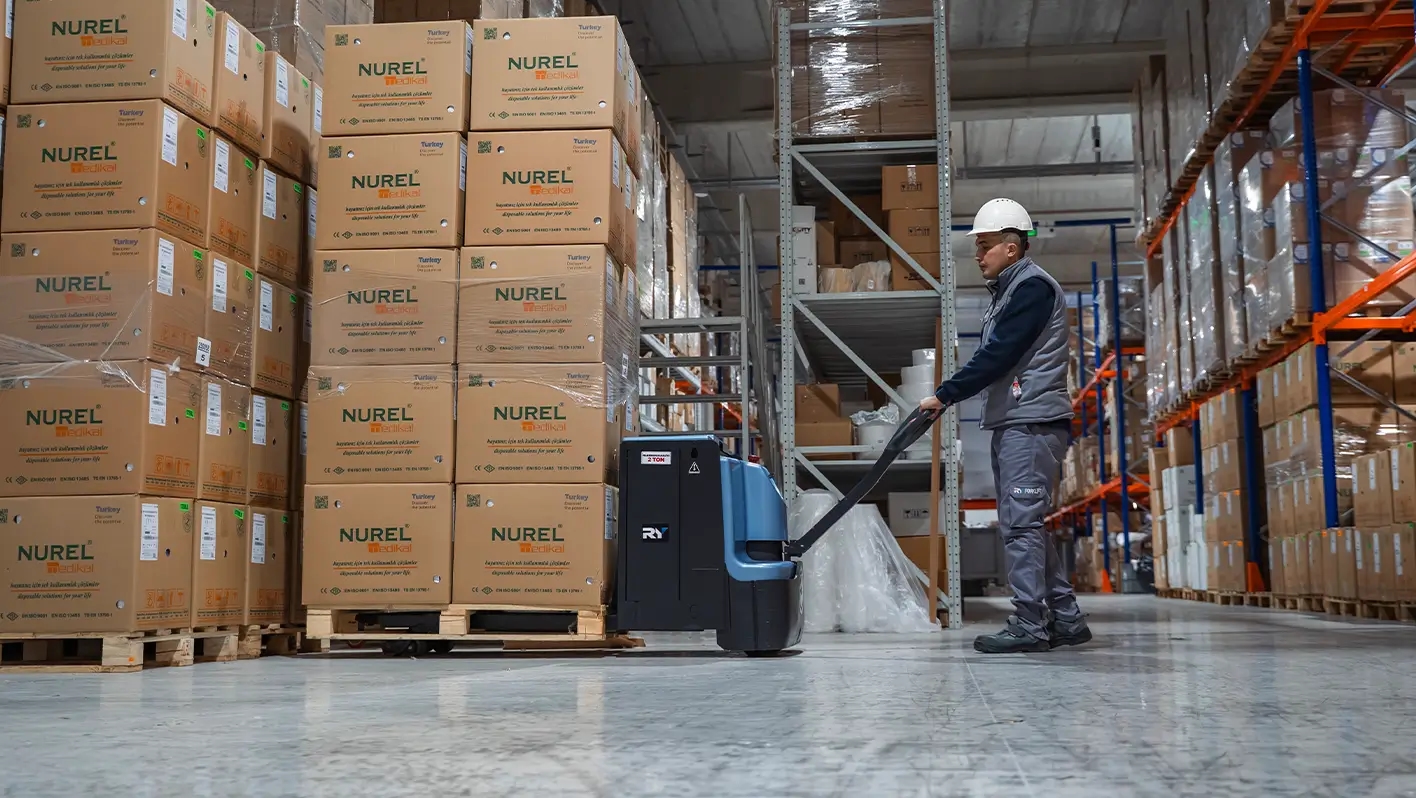 Soğuk hava deposunda Royal forkliftler · saha videosu